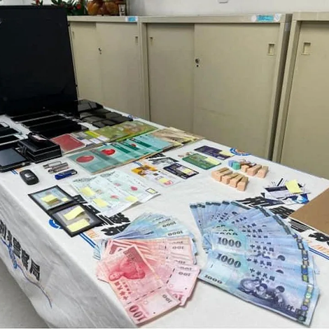 台灣 - 賣銀行帳號給詐騙集團 換8百萬賠償加2年6月徒刑